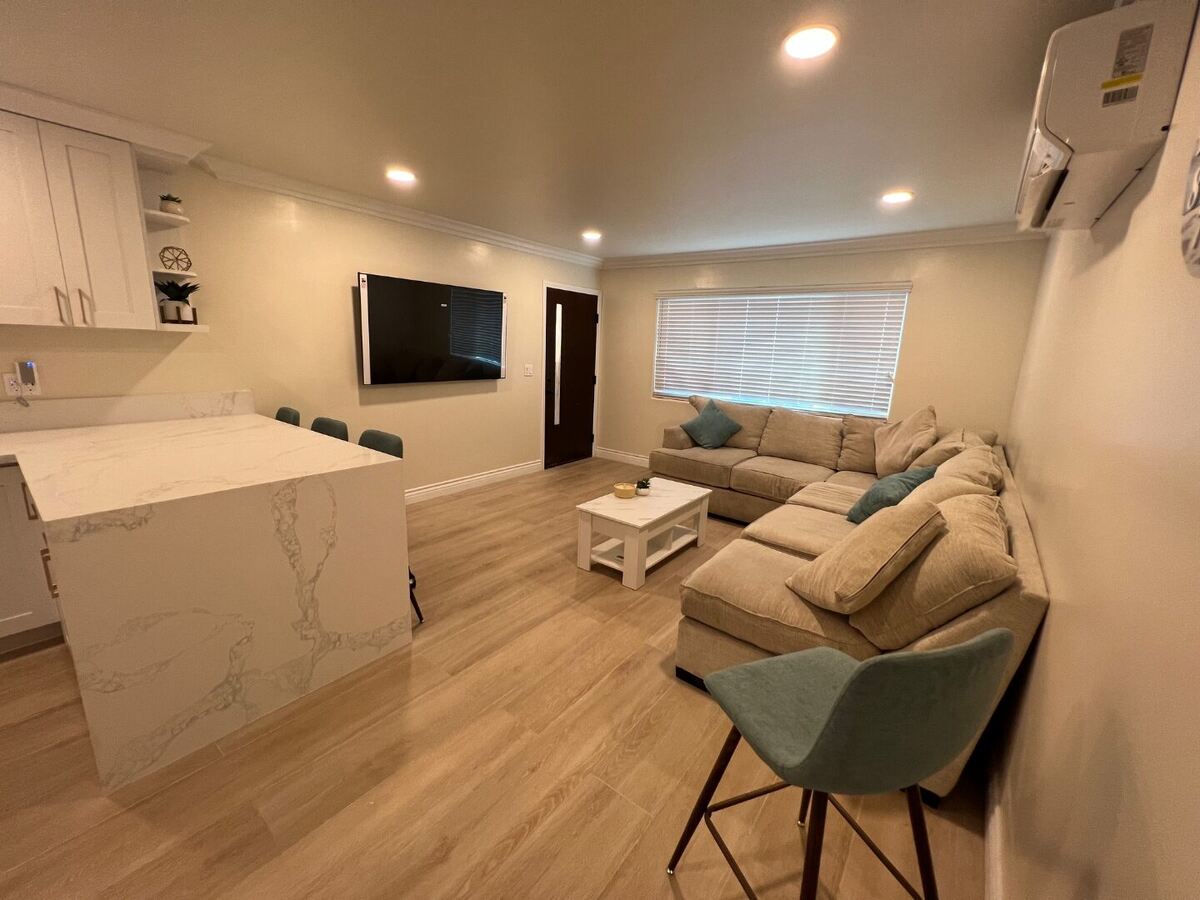 Open floor plan connecting the living room and kitchen